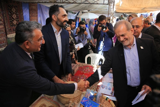 بازدید رئیسجمهور از غرفه شهر خلاق بندرعباس در جریان سفر به هرمزگان