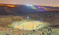 نصب پایه‌های نوری در زمین فوتبال ساحلی پنجه‌علی 