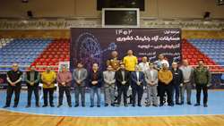حقانی بر سکوی قهرمانی
